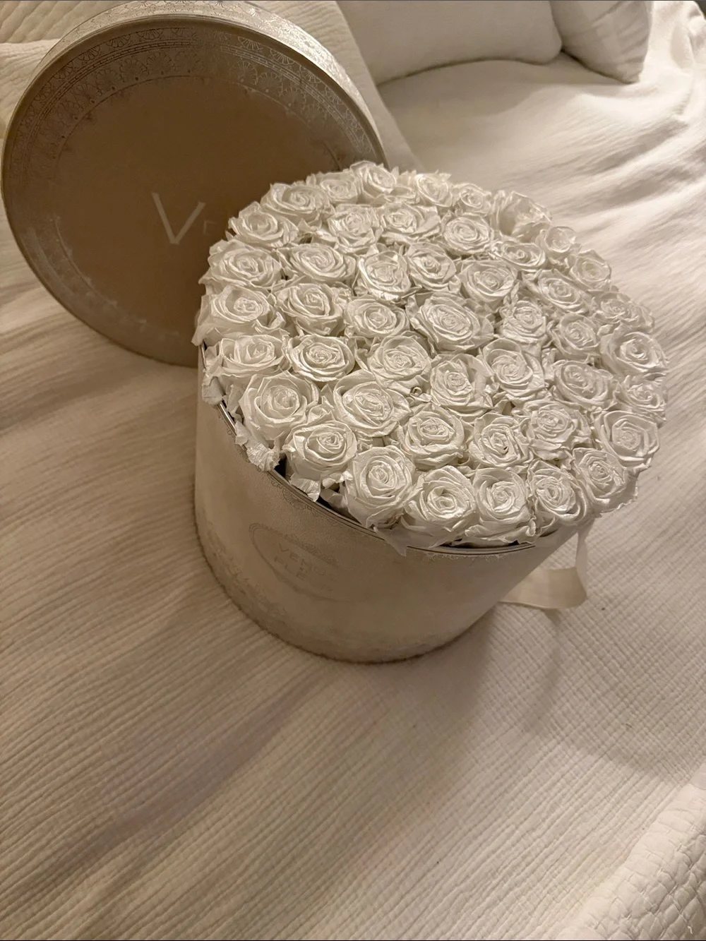 LARGE ROUND Venus et Fleur White Hatbox Arrangement